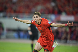 替补球员关键进球逆转比赛局势（替补登场献关键进球扭转战局）