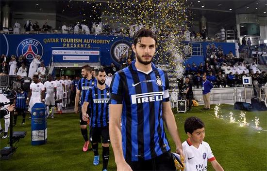 韦斯利-福法纳：埃斯特旺像队中的小宝宝，我们都在帮他适应（韦斯利·福法纳：埃斯特旺像队里最小的孩子，大家正帮他尽快融入）