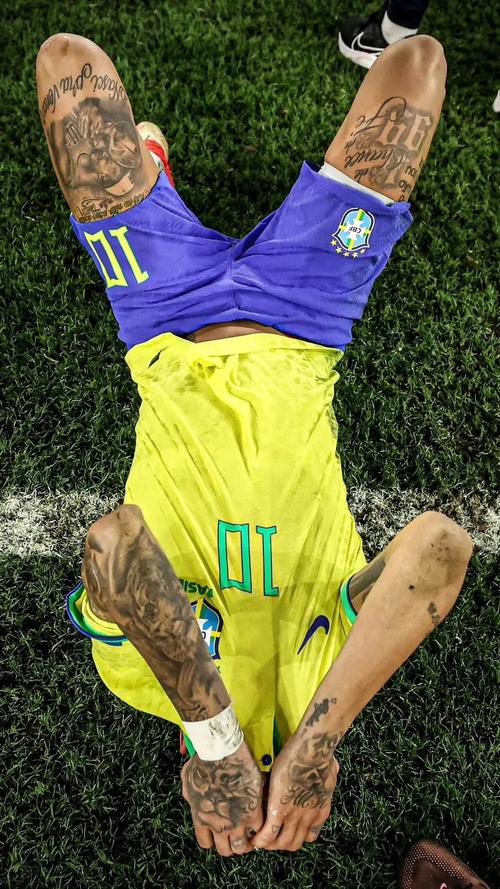 他用表现锁定胜局（凭借出色发挥锁定胜利）