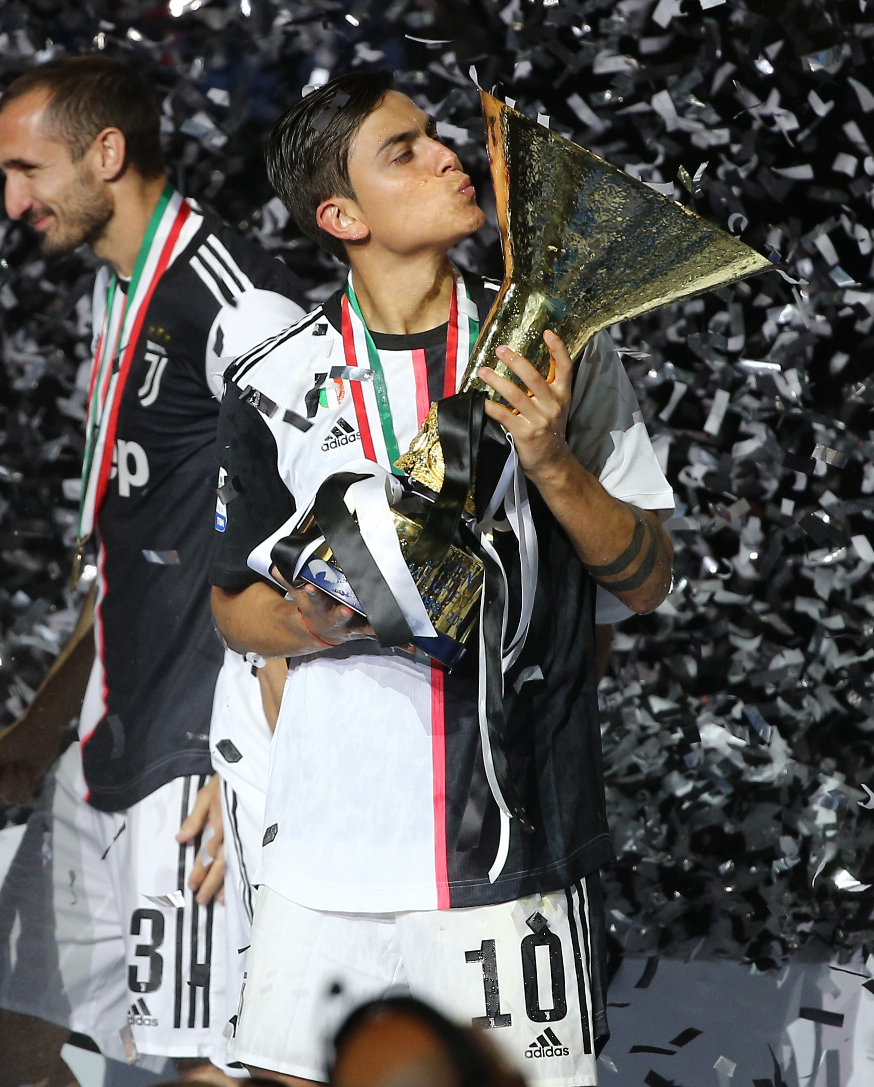 一场2-0让西甲争冠格局大乱，大黑马豪取6连胜，只落后皇马1分（2-0搅乱西甲争冠格局，黑马豪取6连胜距皇马仅1分）