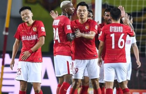 上赛季西甲最佳射手，姆巴佩领取皮奇奇奖（姆巴佩荣膺上赛季西甲射手王，捧起皮奇奇奖）