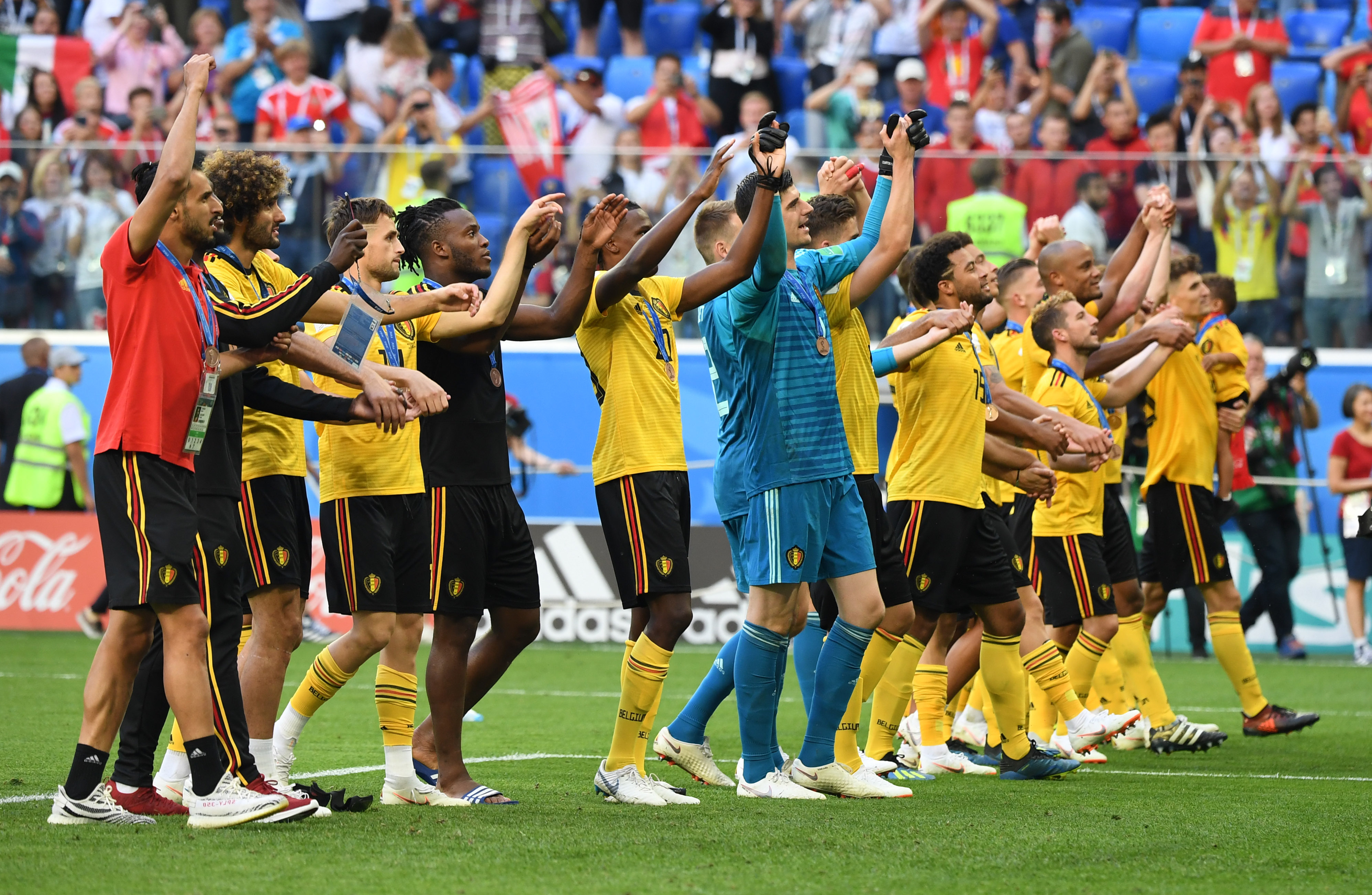 宋凯出席中国体育美术作品展览，与奥运冠军金牌合影（宋凯亮相中国体育美术作品展，与奥运冠军金牌同框留影）